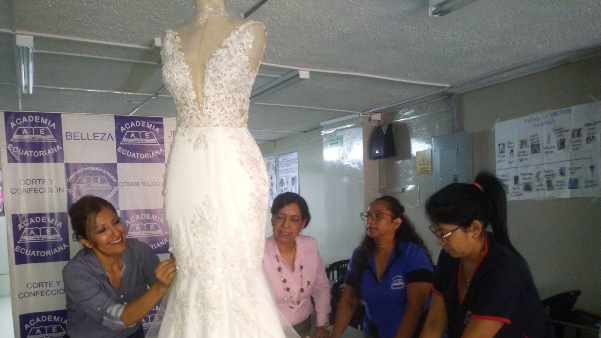 Este vestido de novia lo están bordando a mano. En material se ha invertido $ 300 (buscando el insumo más económico) y la mano de obra tiene un precio de $ 250.