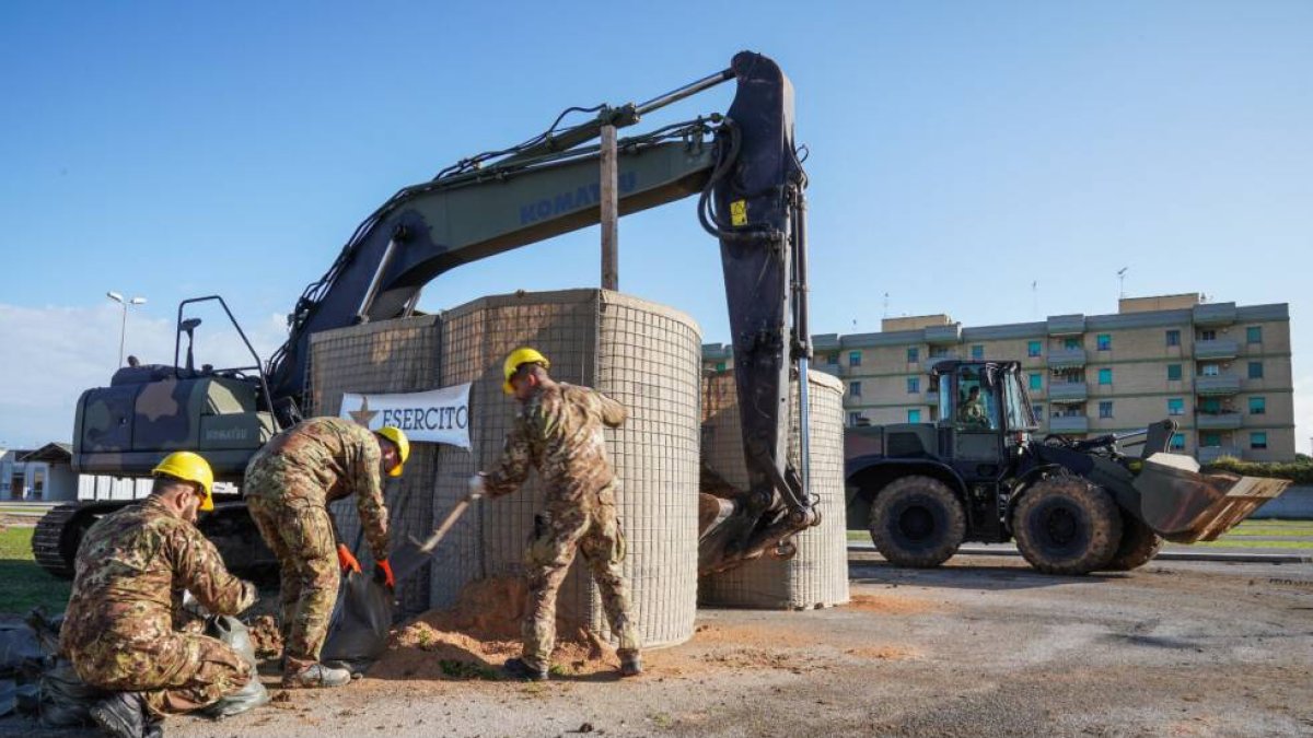 Militares. La bomba fue desactivada por los artificieros del ejército italiano, que hoy la harán estallar en un lugar aislado, informaron medios locales.