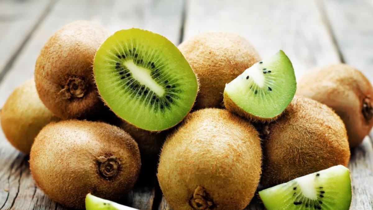 Comer dos kiwis antes de dormir te brindará algunos beneficios.