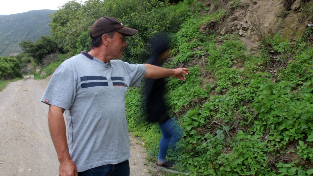Camino. El hombre mostró el sitio en el que vio a la viuda con sus dos hermanos mayores. Es un camino de tierra y piedra cerca del camposanto.