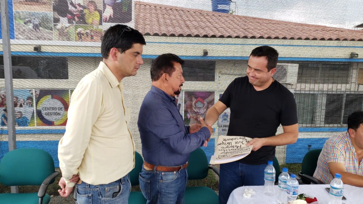 José Vásquez, cañicultor, entrega una carta al asambleísta Homero Catanier.