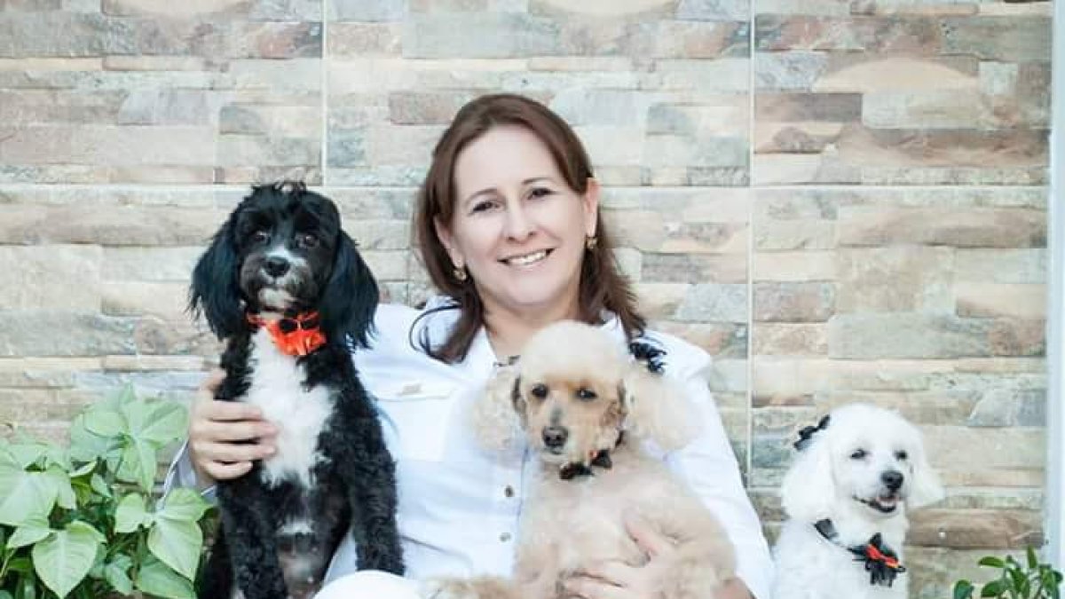 Prisca rodeada de varios perros rescatados.