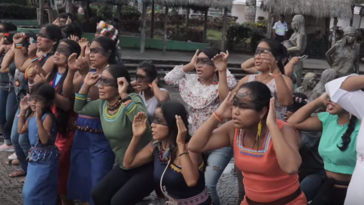 Un grupo de mujeres de la Escuela Antisuyu Warmikuna entonaron la canción en lenguas autóctonas.