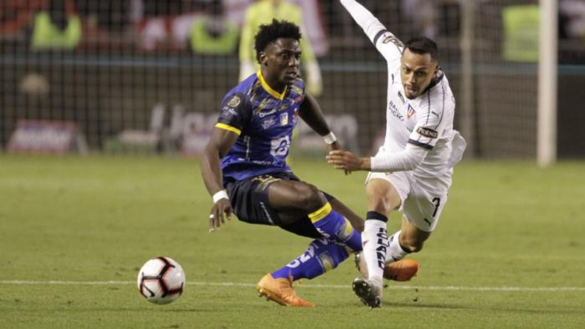 El volante mixto, Edison Vega, renovó su contrato con Liga Deportiva Universitaria de Quito. Se quedará por dos temporadas más.