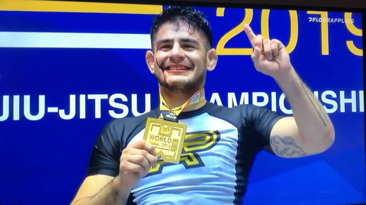 El guayaquileño Jhonny Tama con la medalla de campeón mundial, en Estados Unidos.