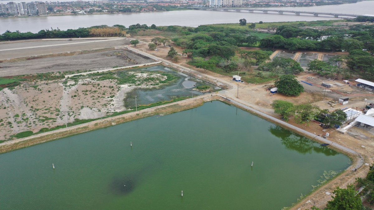 En Guayaquil se hace en la planta La Toma, en el río Daule. Mientras tanto, las aguas residuales se tratan y depositan en el río Guayas.