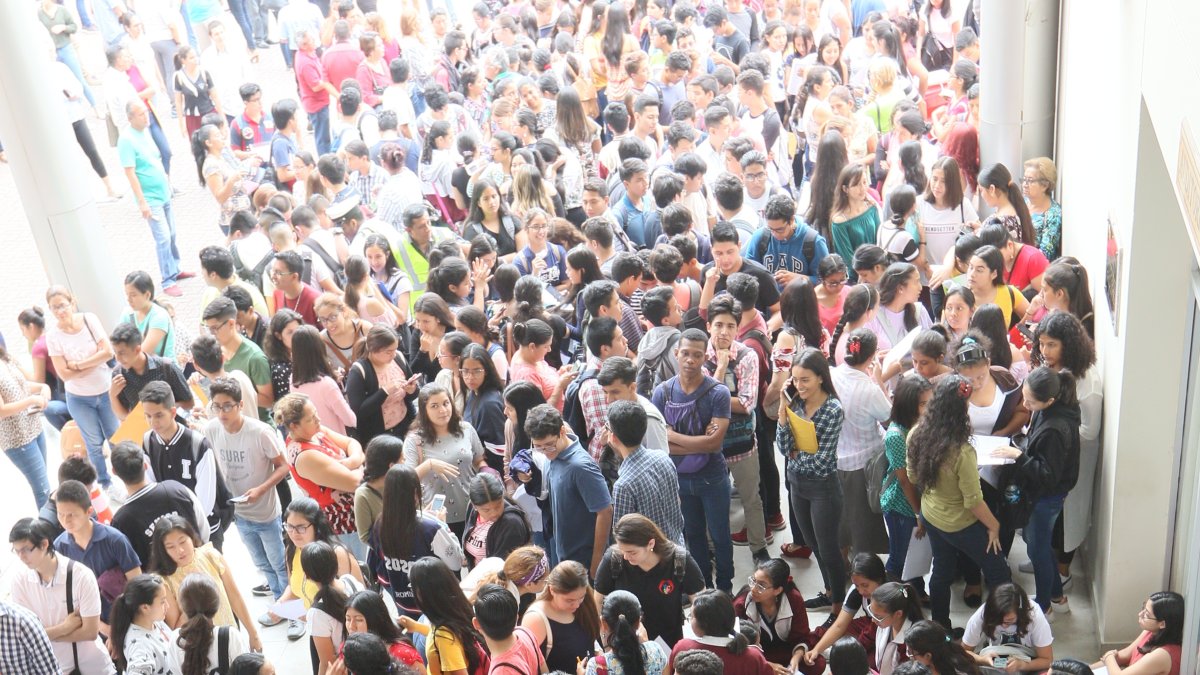 Mientras llega su turno, el tiempo es aprovechado por la mayoría para continuar los repasos.