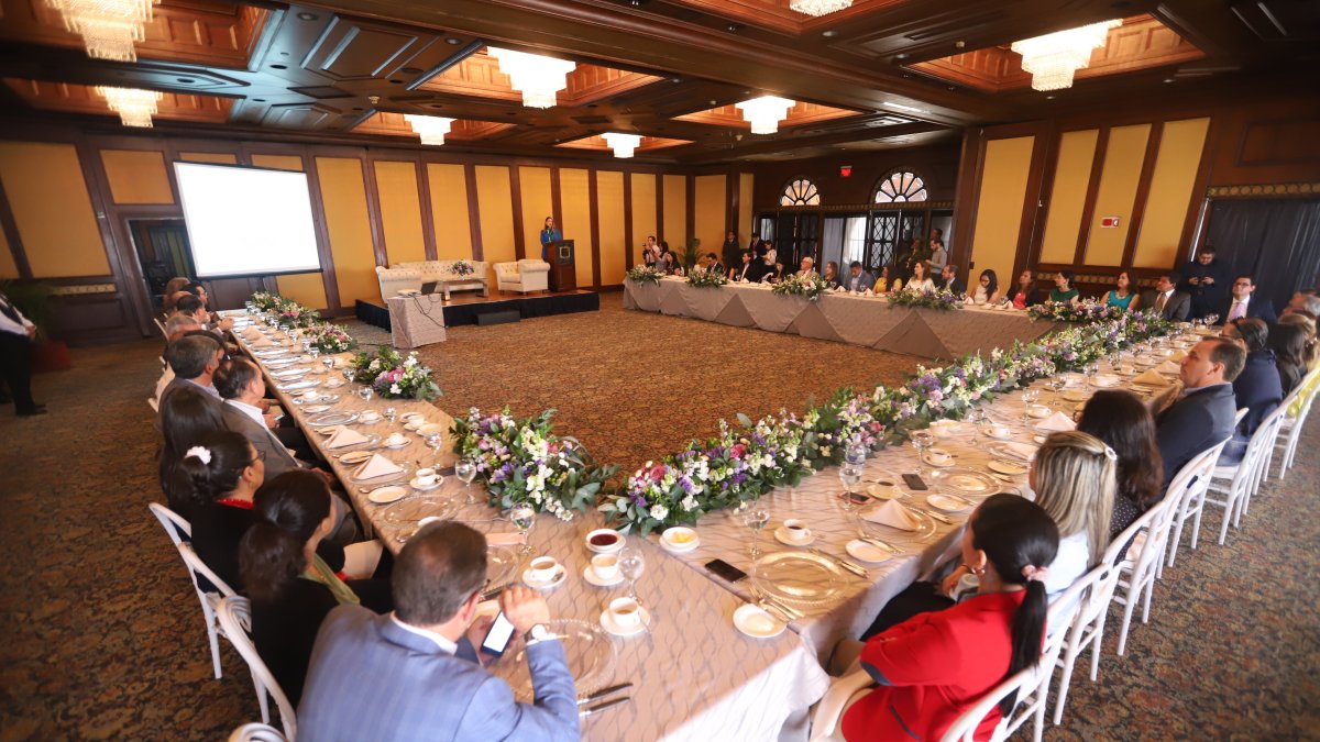 Dirigentes empresariales y gerentes de varios negocios debatieron esta mañana sobre el tema.