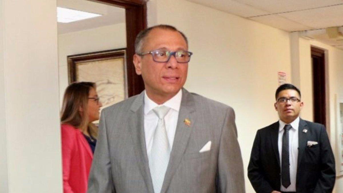 Solitario. Contrario a la costumbre, Glas compareció sin su partido ante la prensa.