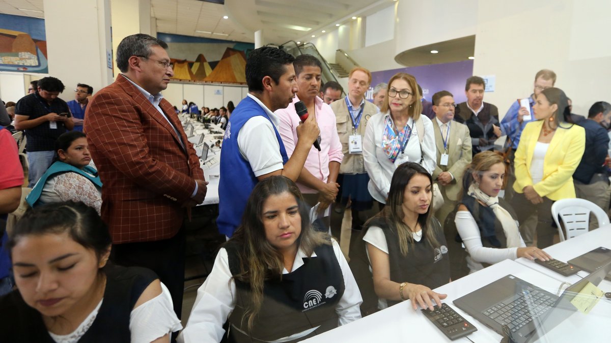 Veedores participaron en un simulacro previo a las elecciones seccionales de febrero de 2019.
