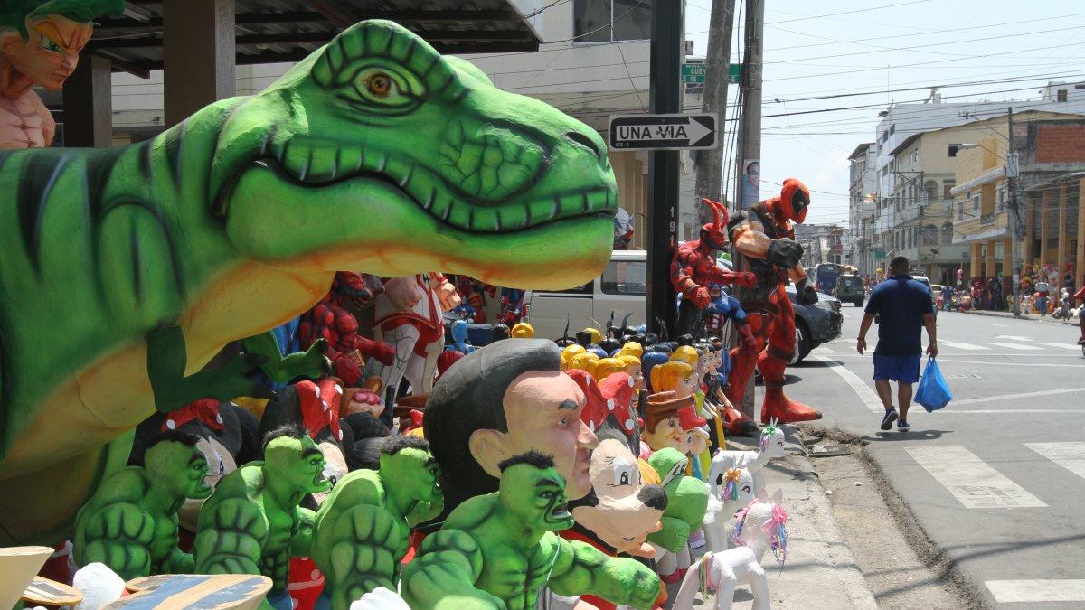 Cientos de monigotes se exhiben en la calle 6 de marzo.