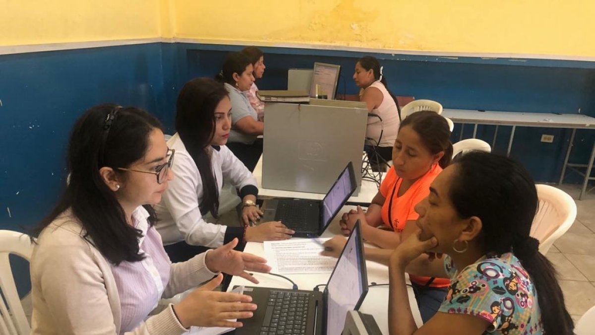 En los distritos educativos se brinda atención a los padres de familia para que realicen la inscripción.