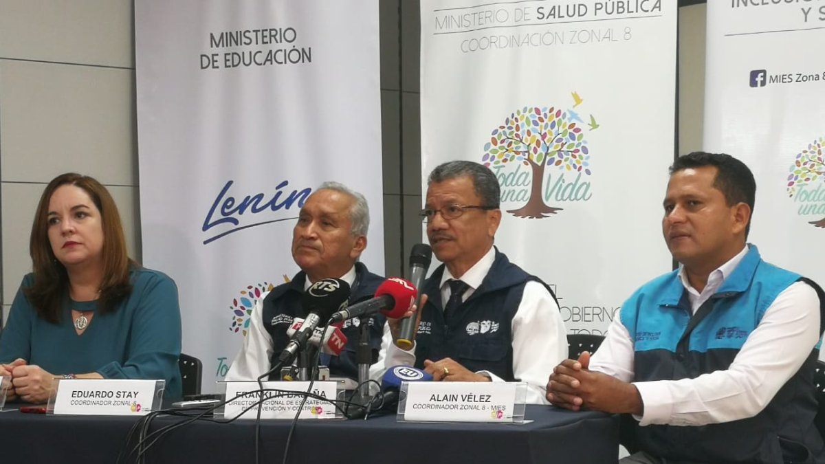 Hecho. Franklin Bajaña, en el centro, durante la rueda de prensa llevada a cabo en Guayaquil.