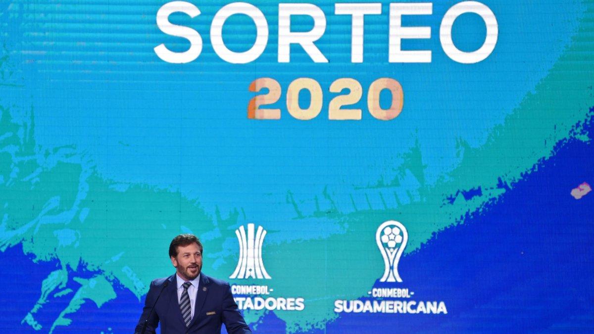 El presidente de la Conmebol, Alejandro Dominguez, habla durante el sorteo de la Copa Libertadores.
