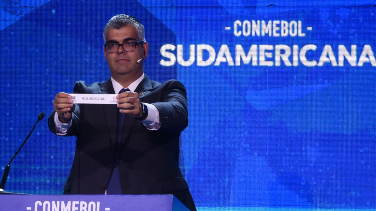 Frederico Nantes presenta los nombres de los equipos para la Copa Sudamericana.