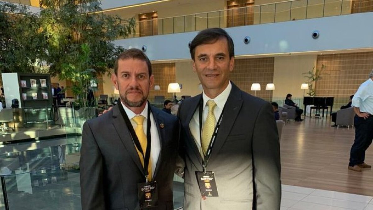 Rafael Verduga, presidente de la Comisión de Socios de Barcelona y el DT Fabián Bustos en Luque, Paraguay.