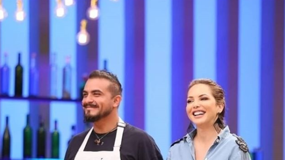 El exconcursante Germán Vivanco junto a Érika Vélez, quien se desempeñó como presentadora del programa transmitido por Teleamazonas. .