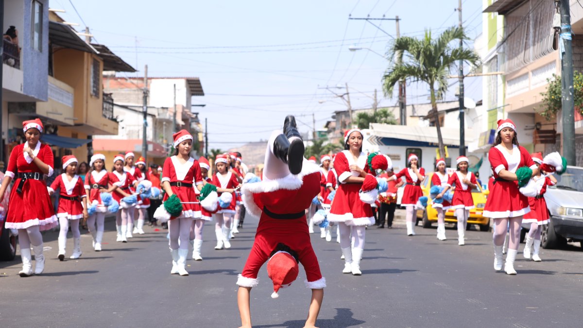 Estudiantes de diferentes instituciones desfilaron en el barrio Garay.