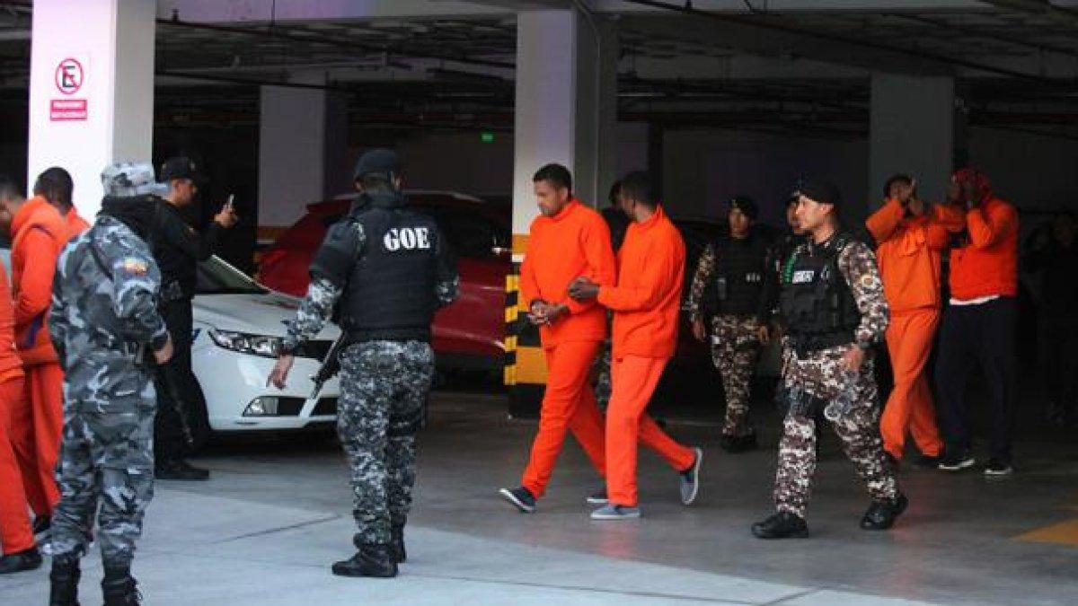 Trece personas, entre militares activos y pasivos fueron detenidos por la presunta venta de armamento al frente narcoterrorista Óliver Sinisterra que dirige alias Guacho