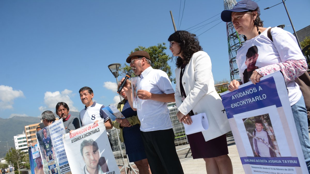Familiares de desaparecidos reclaman por el veto parcial.