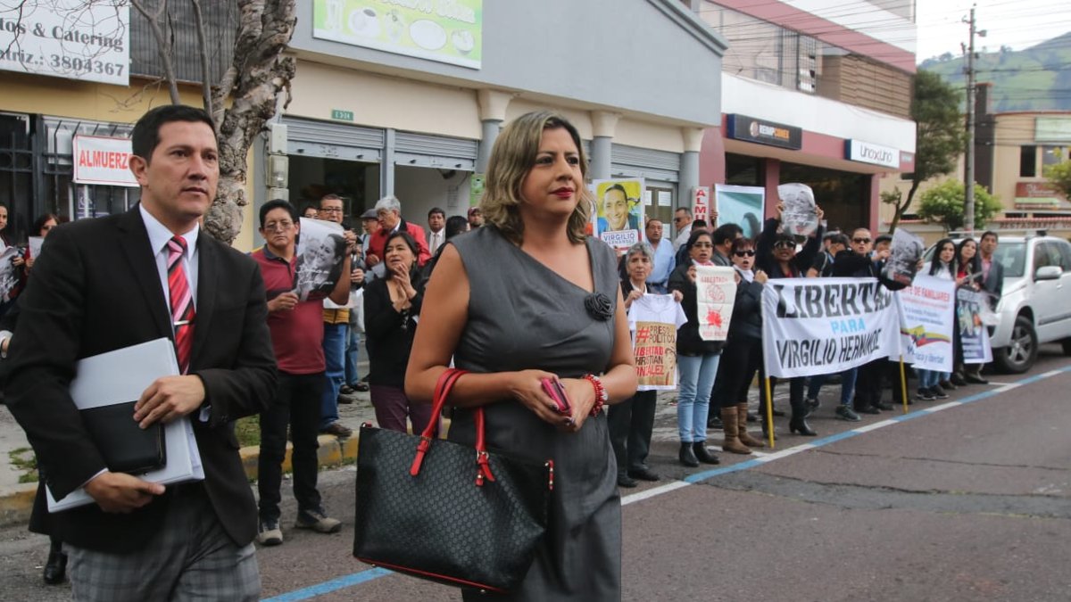 El abogado de Paola Pabón, Freddy Ron, y su hermana, Priscila Pabón, dialogaron con la Secretaría de Derechos Humanos.