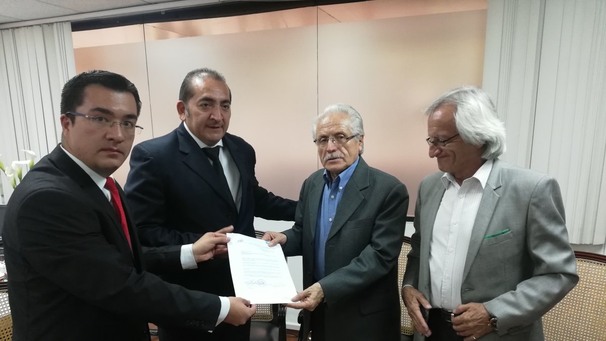 Santiago Vallejo, secretario general del CNE, entregó el formato de los formularios a los jubilados.