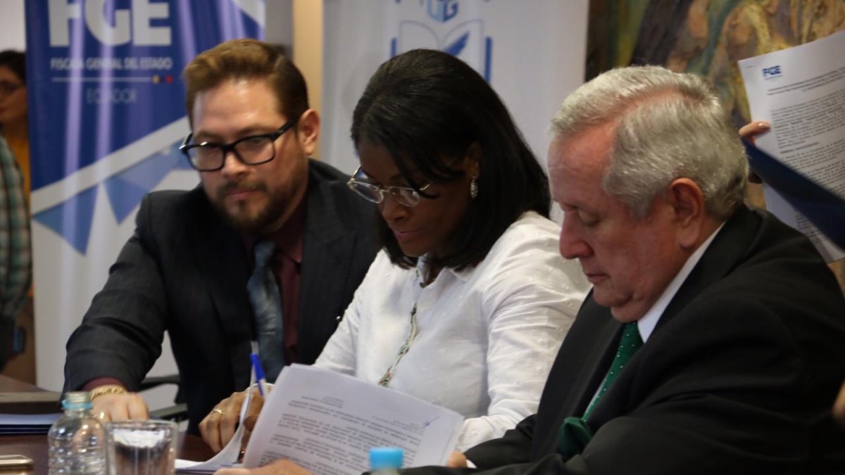 La fiscal general y el rector de la Universidad de Guayaquil firmaron el convenio.