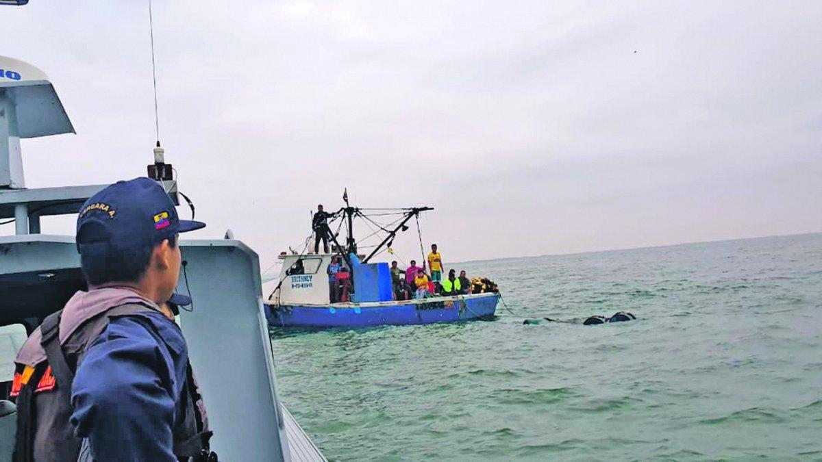 Rescate. La alerta se dio la madrugada de ayer y personal de rescate acudió al sitio del naufragio.