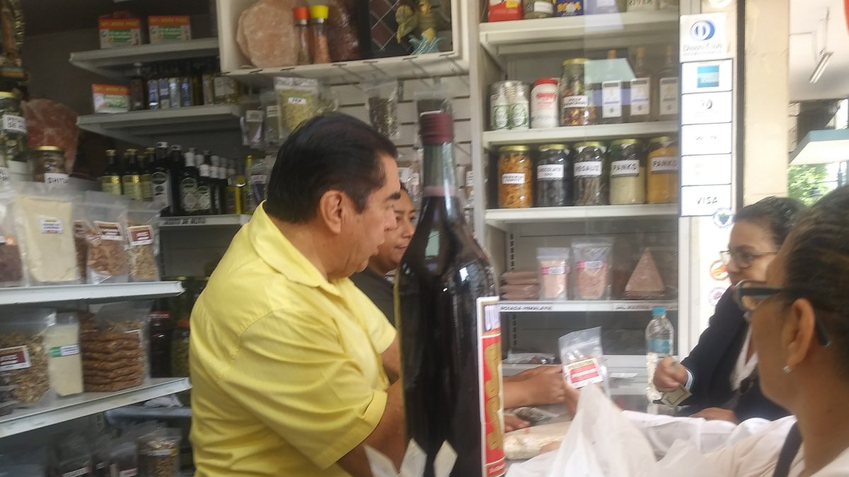 Guayaquil. Decenas de personas compraban ayer frutos secos para las cenas, en El Paraíso de las Especias.