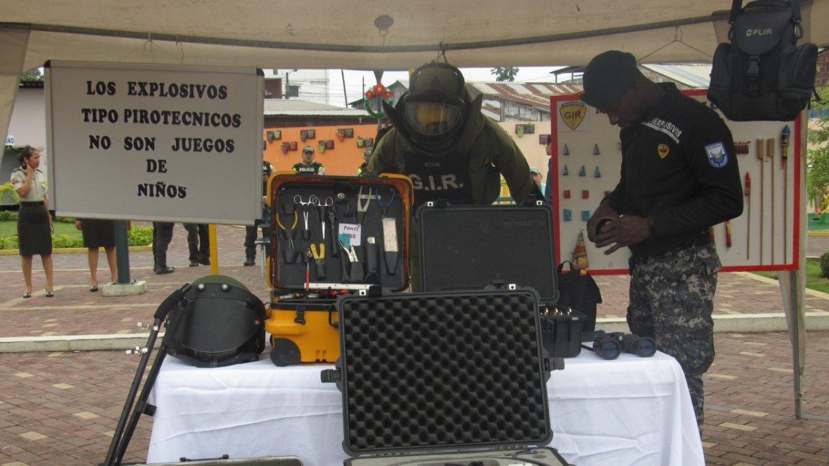 En el stand de la Policía Nacional hubo demostraciones sobre la pirotecnia y sus riesgos.