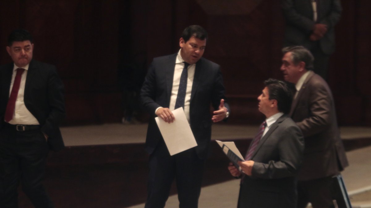 Sesión. Fernando Burbano, presidente de la comisión investigadora, dialoga con el presidente César Litardo.