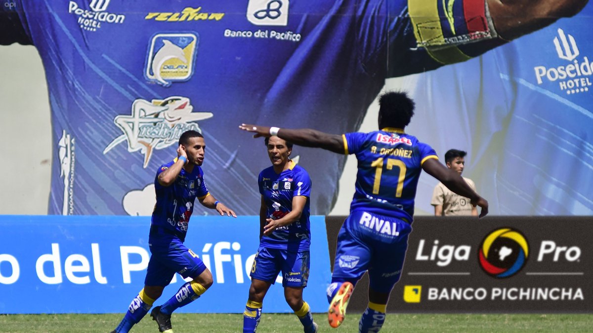 Robert Burbano (i) fue confirmado en el Emelec 2020.