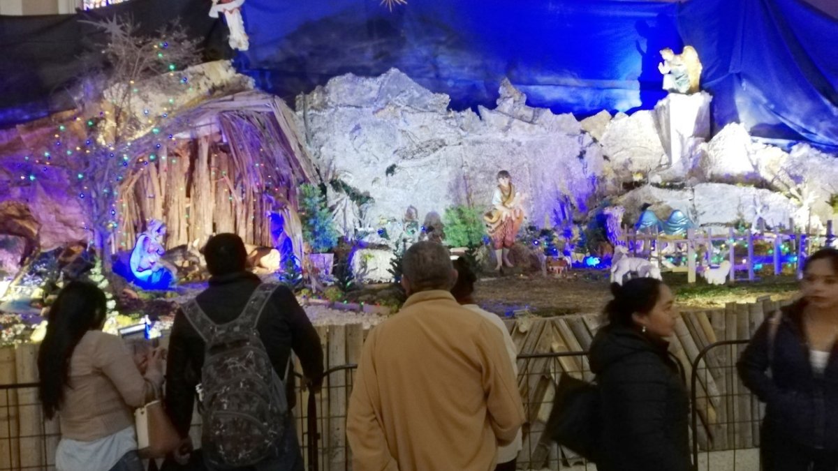 En estas obras se expone la creatividad de los artesanos internacionales en nacimientos con los significados de cada pueblo.