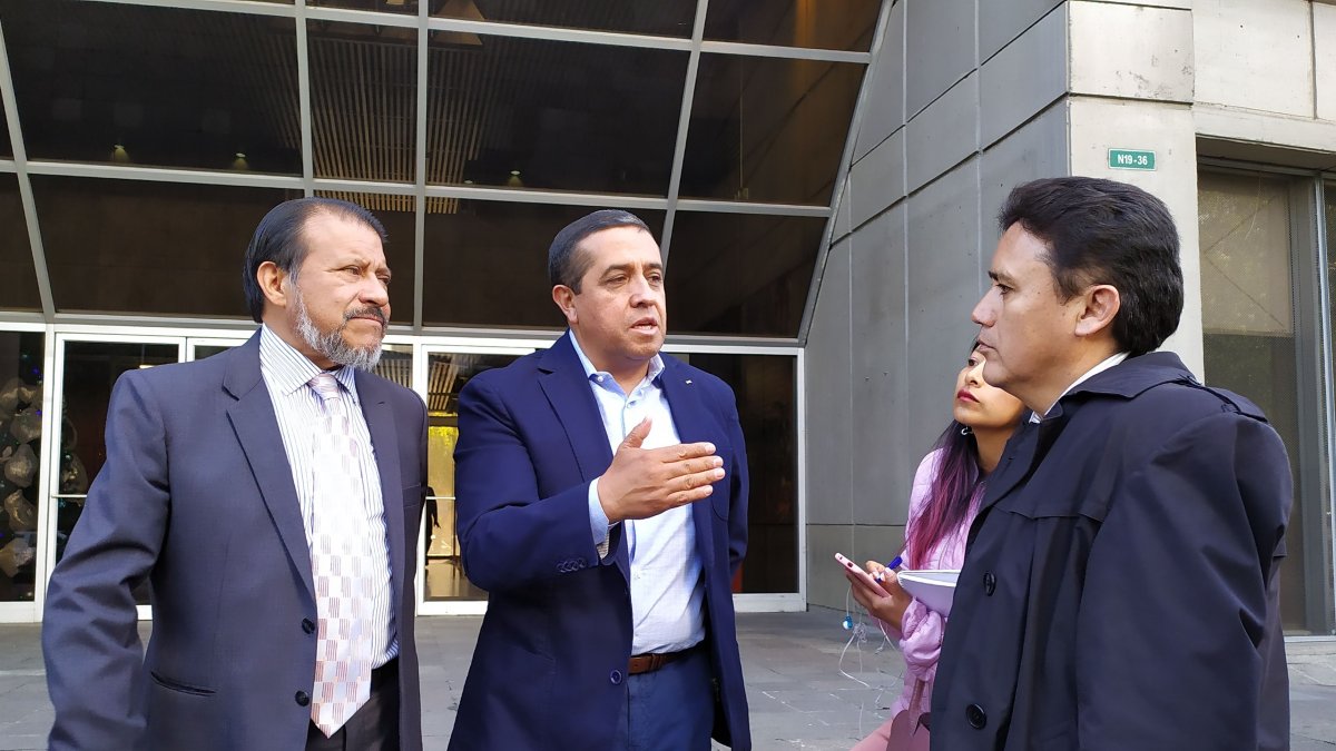 Fidel Araujo llegó a la Fiscalía General junto a su abogado, Édgar Pabón.