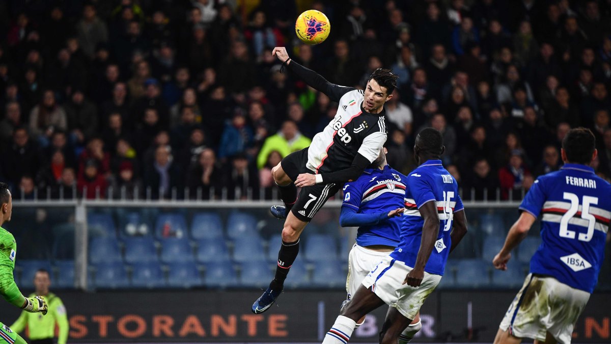 Cristiano Ronaldo y su espectacular salto para anotar el segundo gol de la Juventus ante la Sampdoria, por la Serie A italiana.