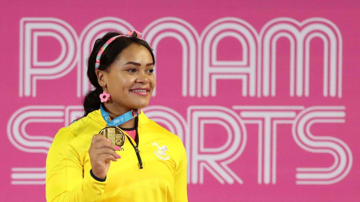 Neisi Dajomes posa con la medalla de oro en la competencia de levantamiento de pesas 76kg femenino en los Juegos Panamericanos 2019 en Lima (Perú).