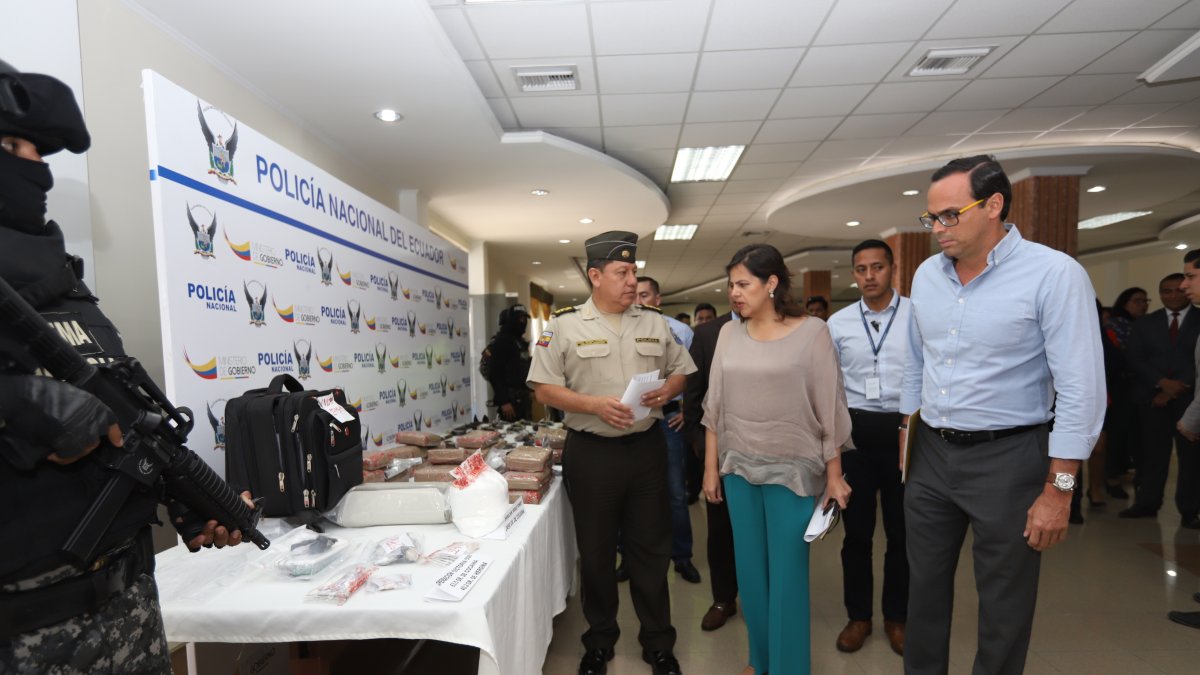 El Jefe de la Policía, la Ministra de Gobierno y el Gobernador del Guayas, tras la rueda de prensa.