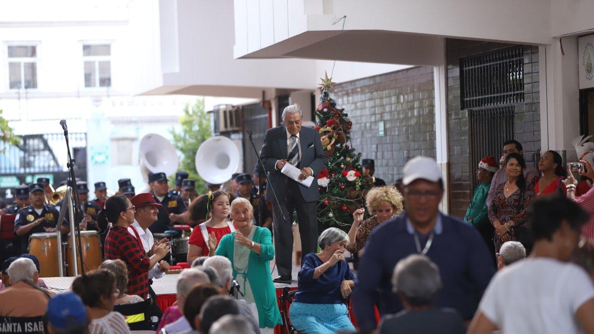 Hecho. Durante la velada, que inició pasadas las 17:00, Alberto Avilés (sobre el escenario) invitó a todos a bailar.
