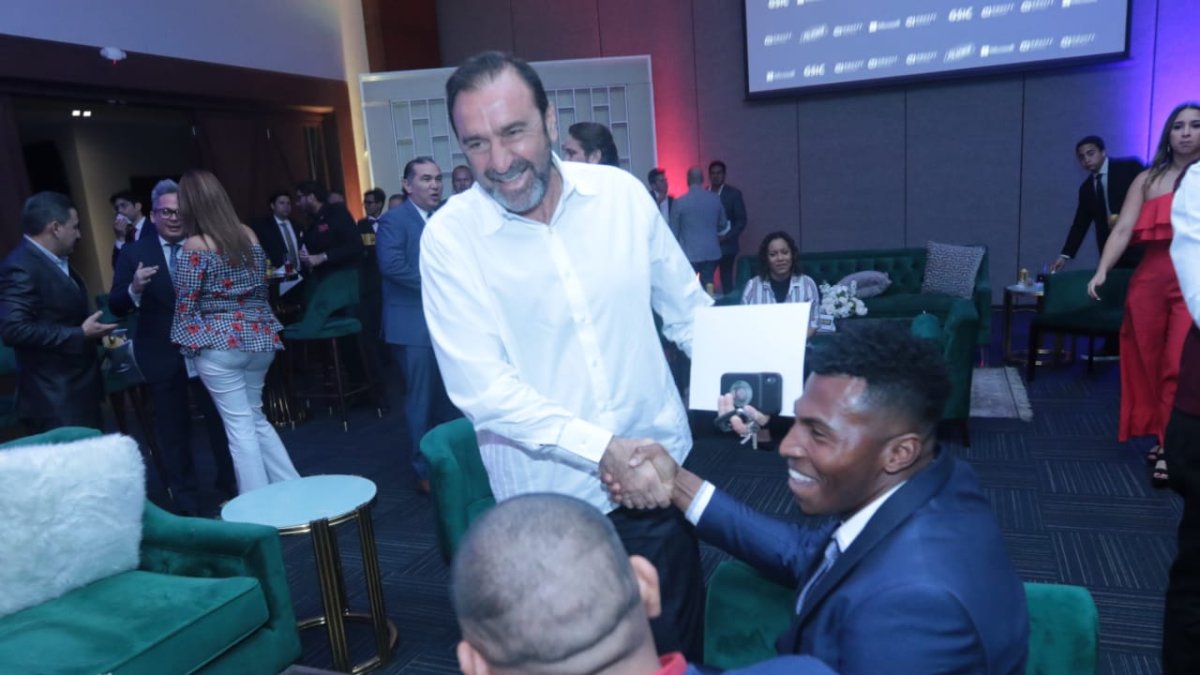 Encuentro. El golero Pedro Ortiz dialoga con Nassib Neme, presidente de Emelec, en la ceremonia de la LigaPro.