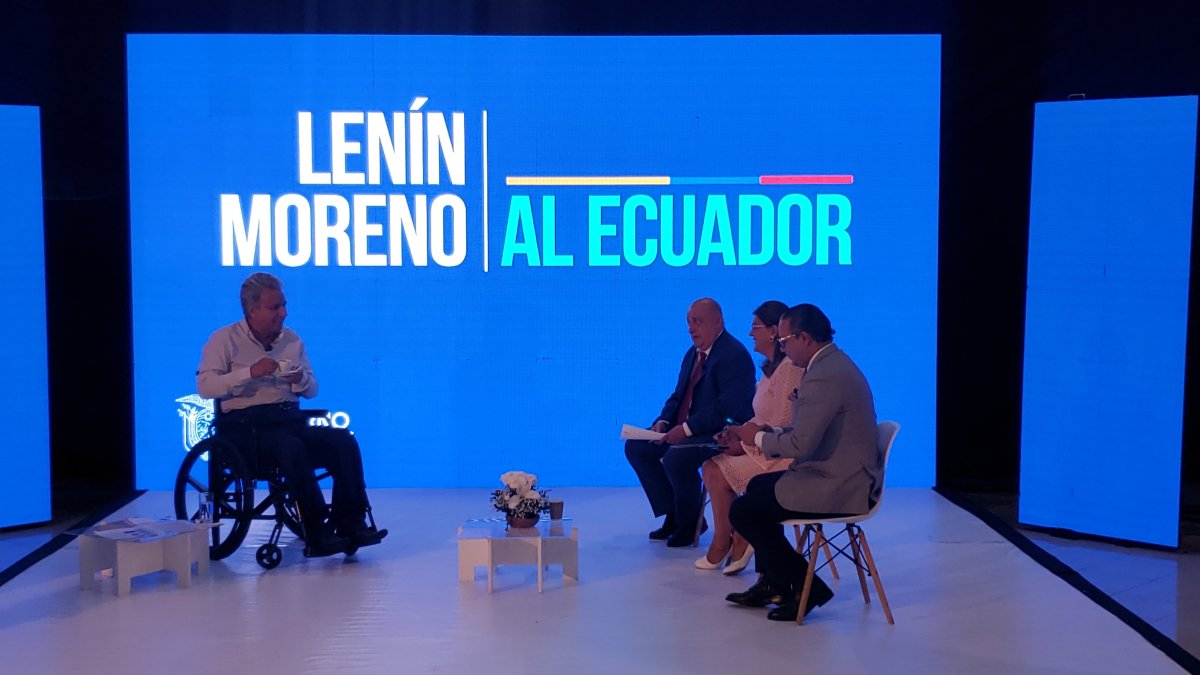 El presidente Lenín Moreno junto a los periodistas de la Asociación Ecuatoriana de Radiodifusión.