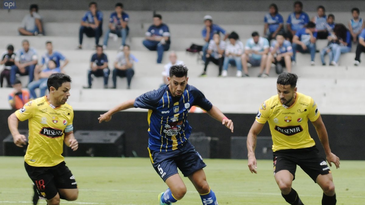 Bruno Piñatares (c) cambiaría de orilla en la próxima temporada y se vestiría de amarillo.