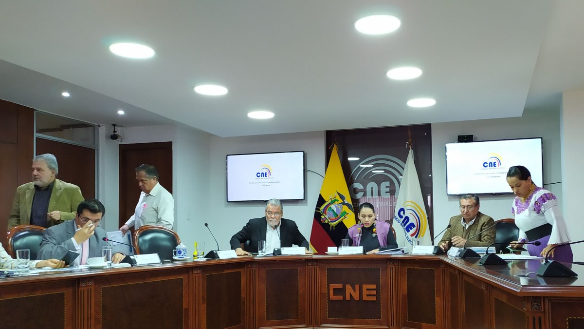 La tensión y reclamos entre consejeros dominó el pleno del CNE del 20 de diciembre de 2019.