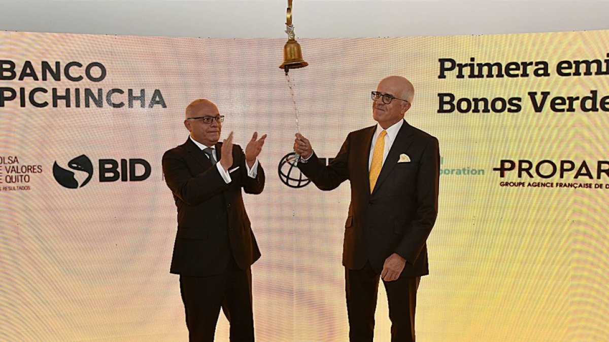 Antonio Acosta, presidente de Banco Pichincha y Gilberto Pazmiño, presidente de la Bolsa de Valores de Quito, en el acto simbólico.