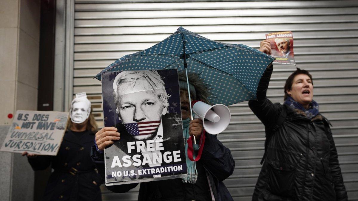 Los partidarios de Assange protestaron frente a la Corte de Magistrados de Westminster, en el centro de Londres, este viernes 20 de diciembre.