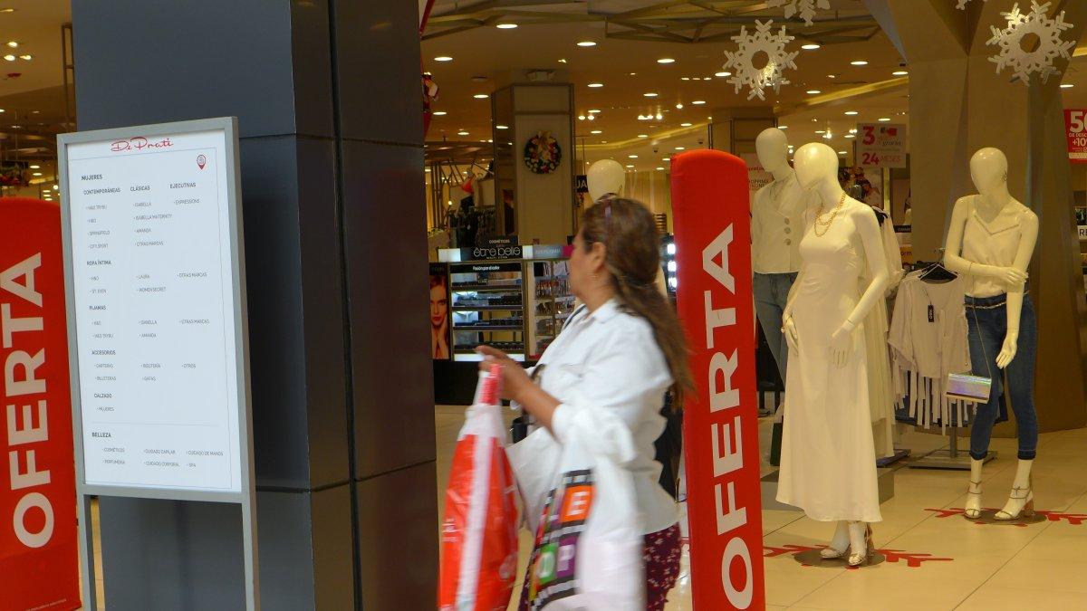 Una cliente aprovecha los descuentos que ofrece De Prati.