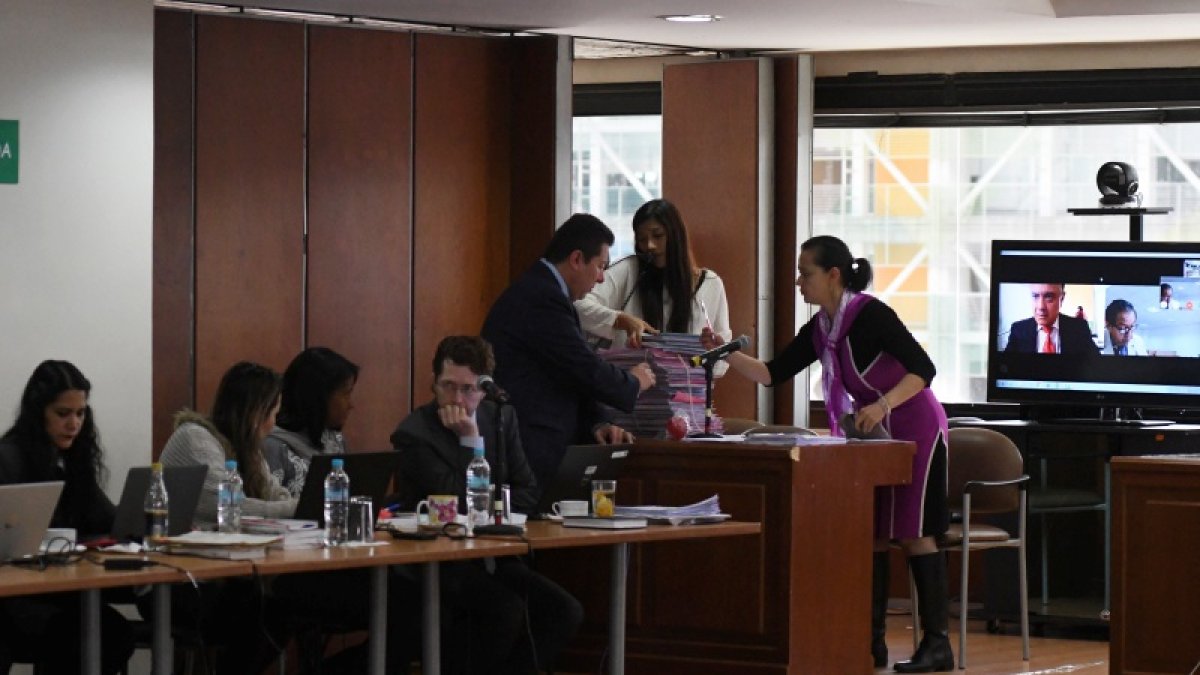 AUDIENCIA. Enrique Pacheco (izq.), Luis Quiroz y César Salinas (der.) decidirán el futuro de El Universo, enjuiciado por Rafael Correa.