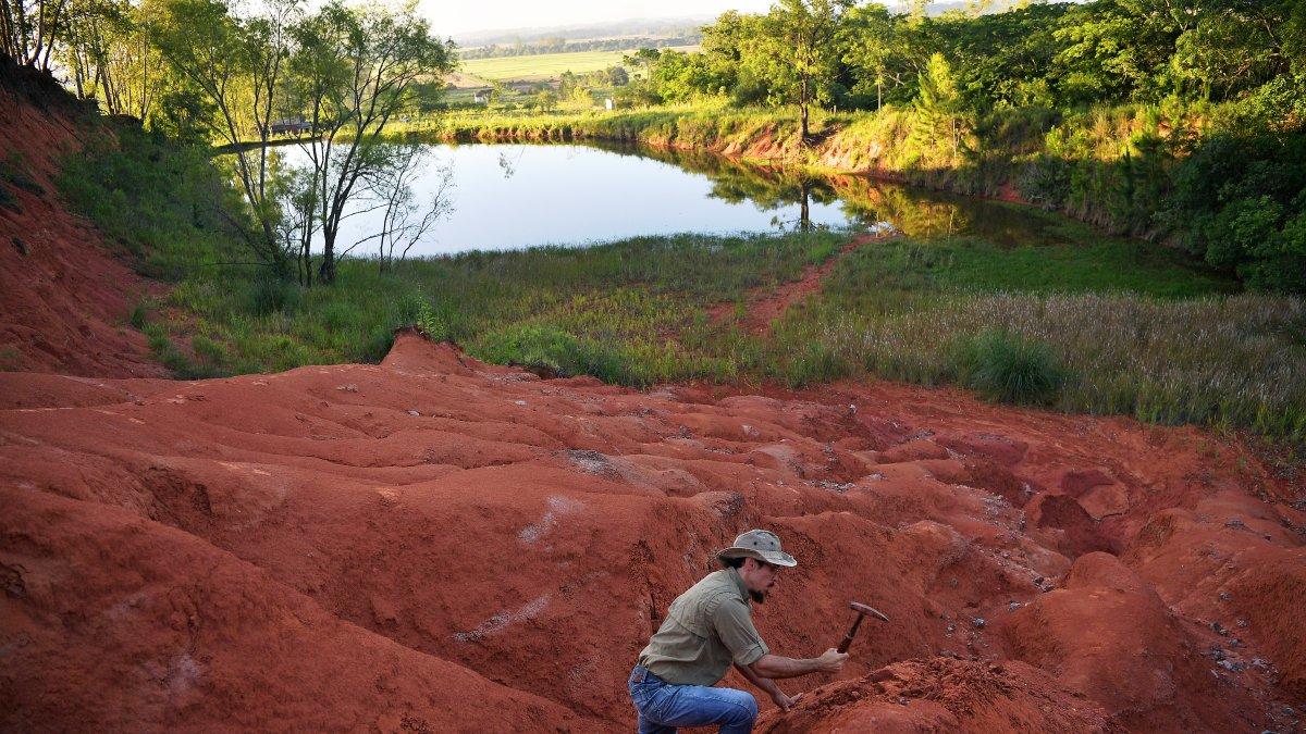 El paleontólogo José Darival cava en de una carretera en Agudo, a 20 kilómetros de Sao Joao de Polesine.