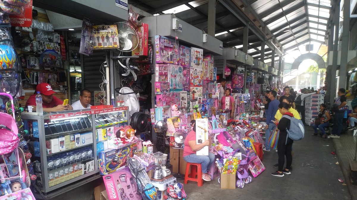 En la calle Calderón y Malecón ayer por la mañana se vio pocas personas comprando.