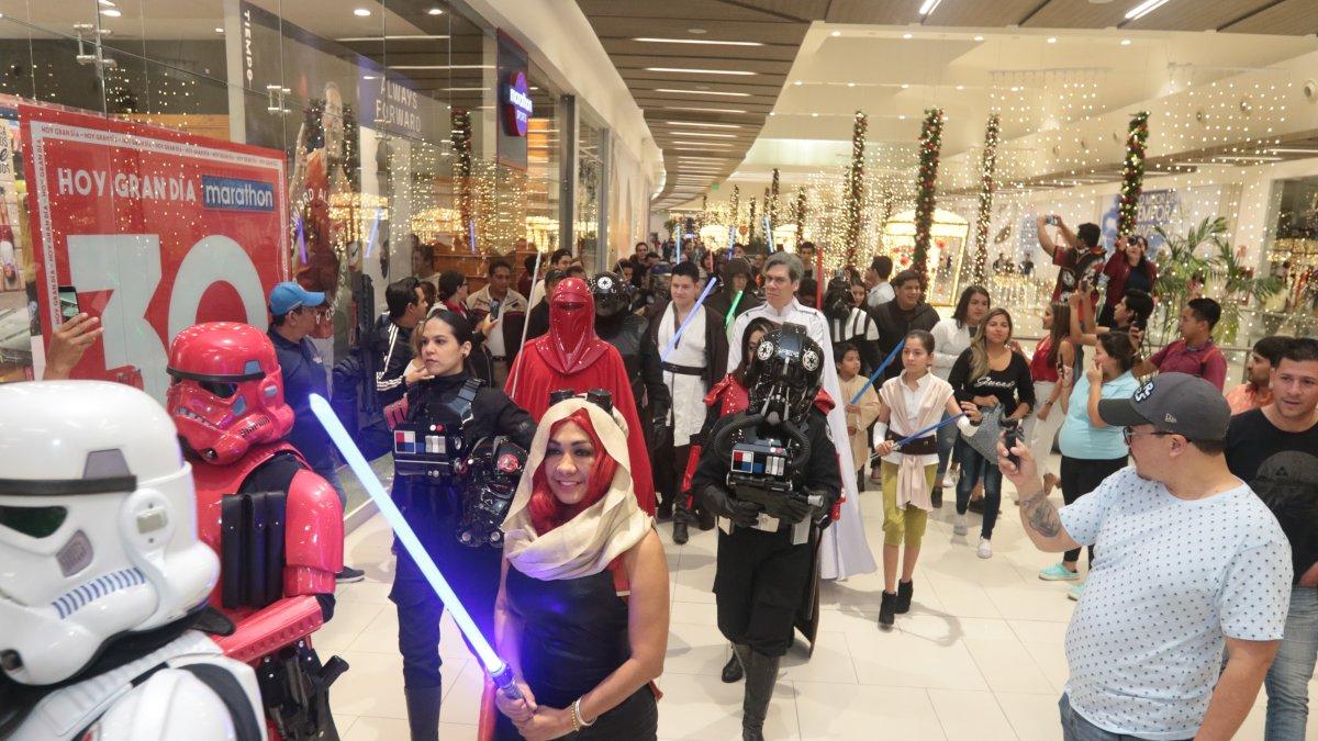 La Legión 501 durante el desfile en el centro comercial.