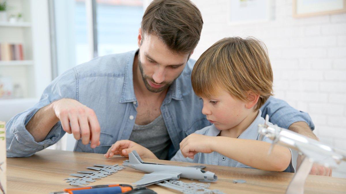El padre debe integrarse al juego con su pequeño, esa acción le dará confianza.